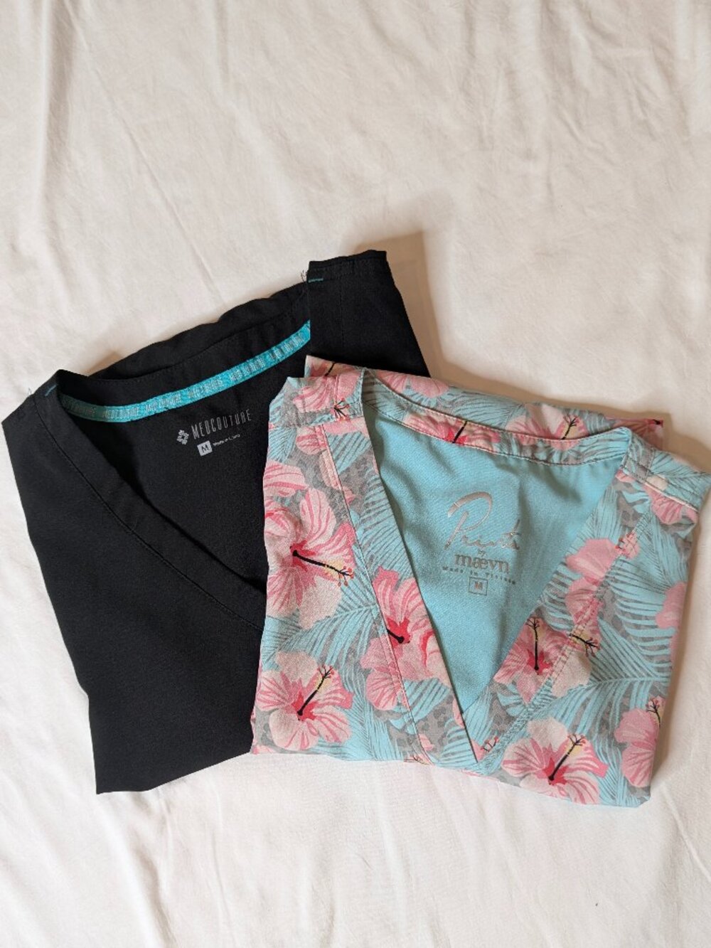 Women's Scrub Top Set of 2, Black/Floral, Size Medium